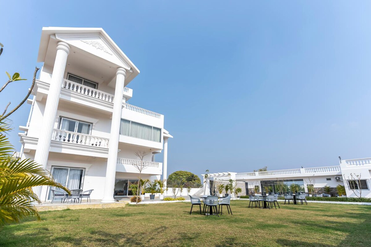 Pinakin Luxury Villa -About